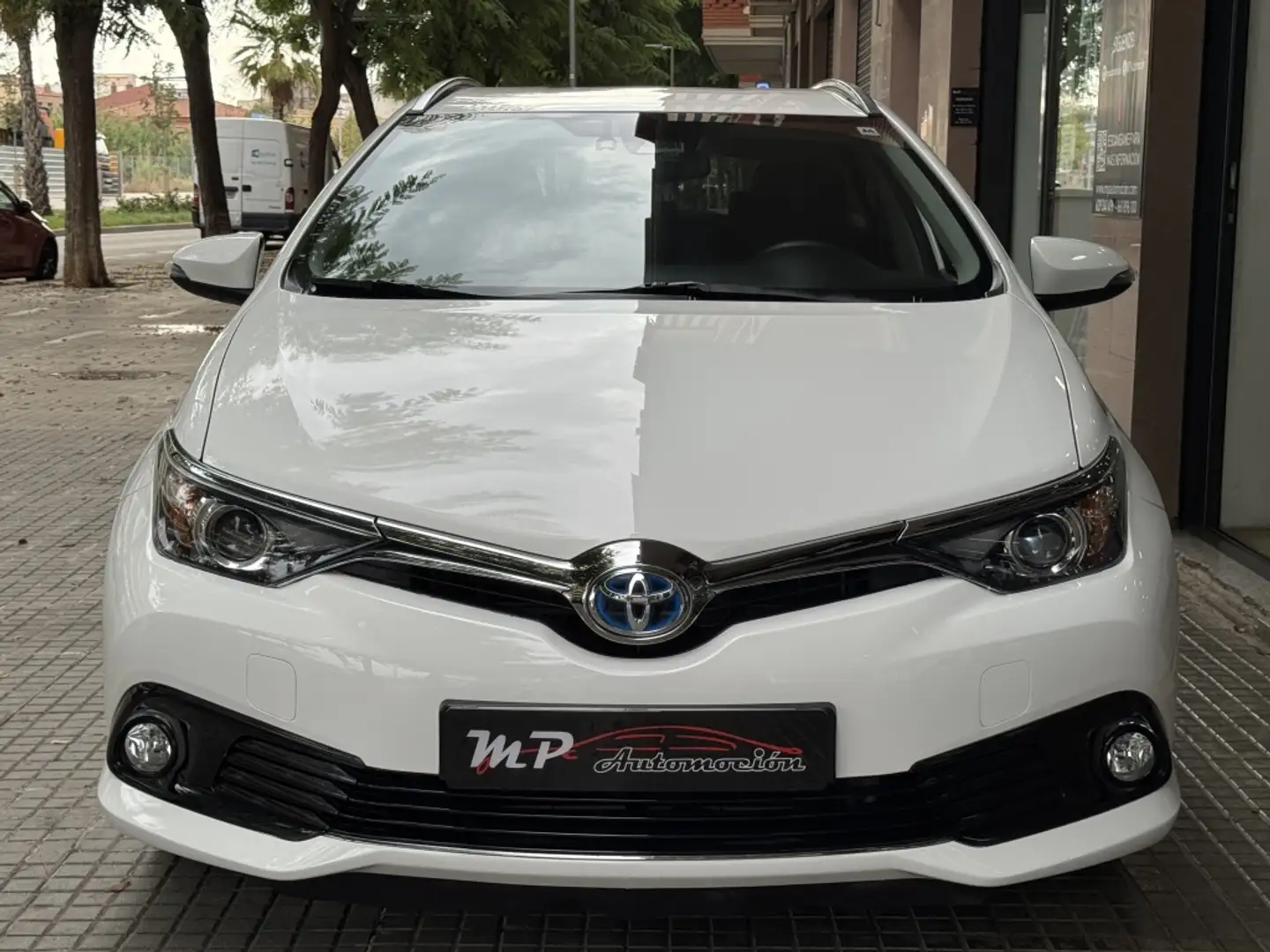 Toyota Auris Touring Sports hybrid 140H Active Blanco - 2