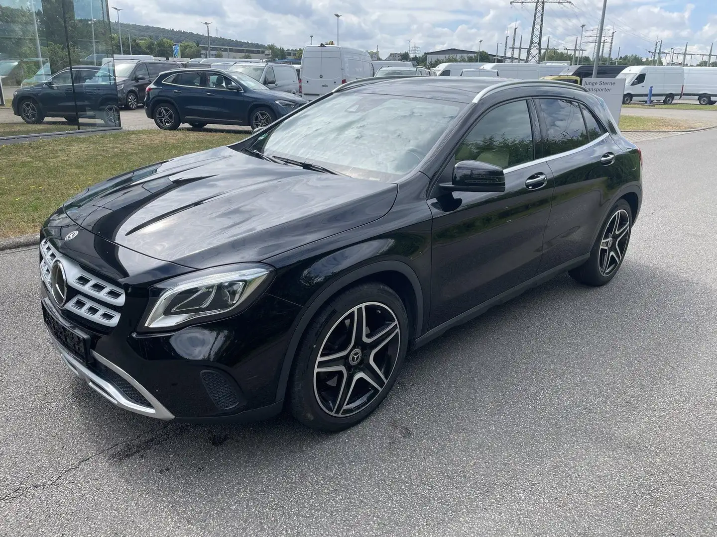 Mercedes-Benz GLA 250 4M Urban AHK*Pano*Dist*Kamera*LED*Memory Schwarz - 1
