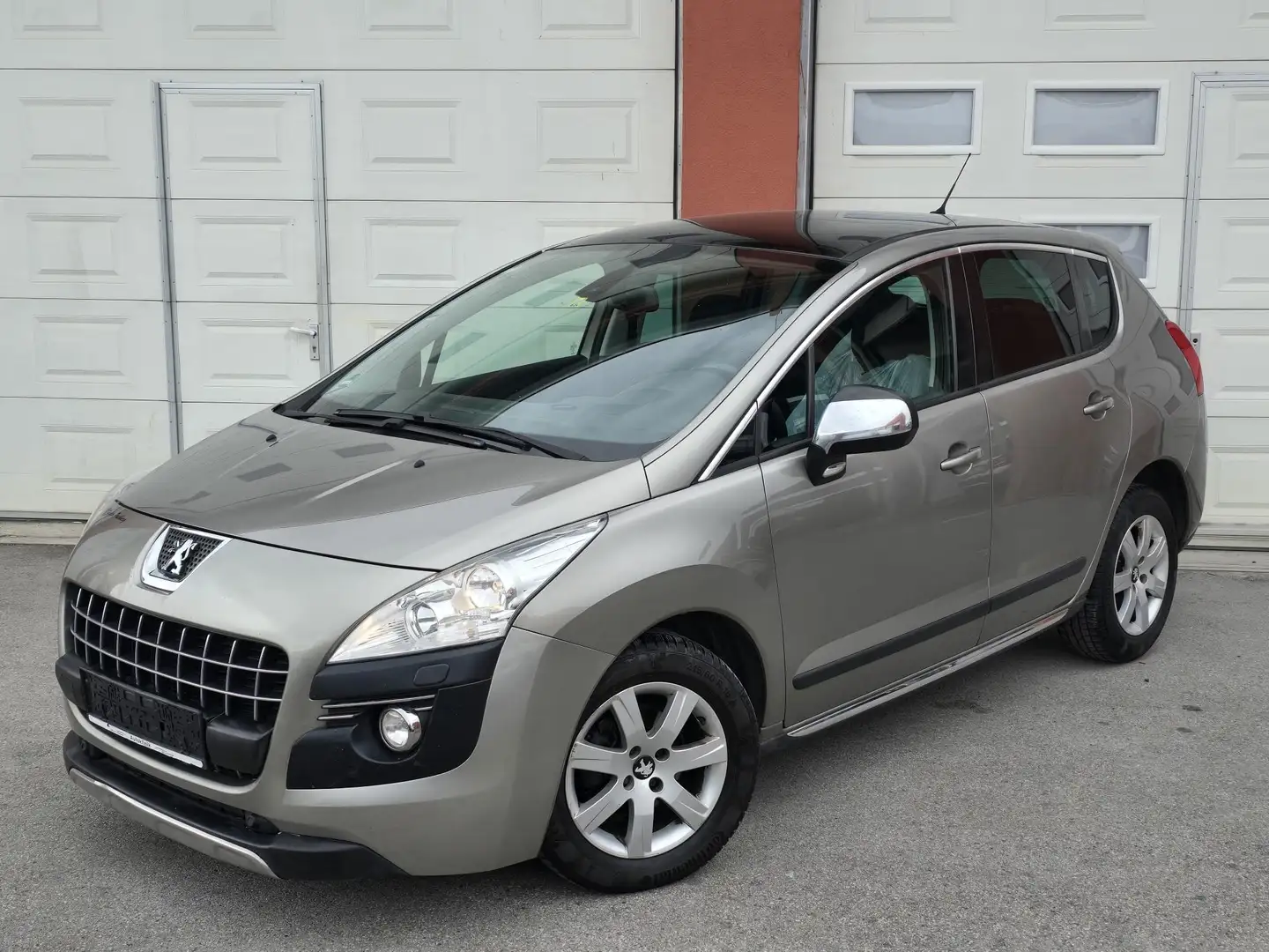 Peugeot 3008 1,6 HDI 110 FAP ASG6 Active Pro Grau - 1