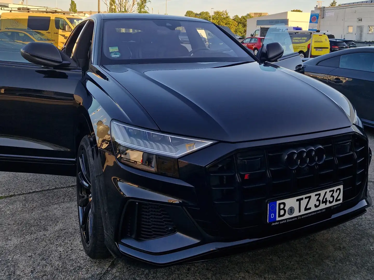 Audi SQ8 Schwarz - 1