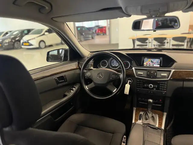 Mercedes-Benz 250 view 11