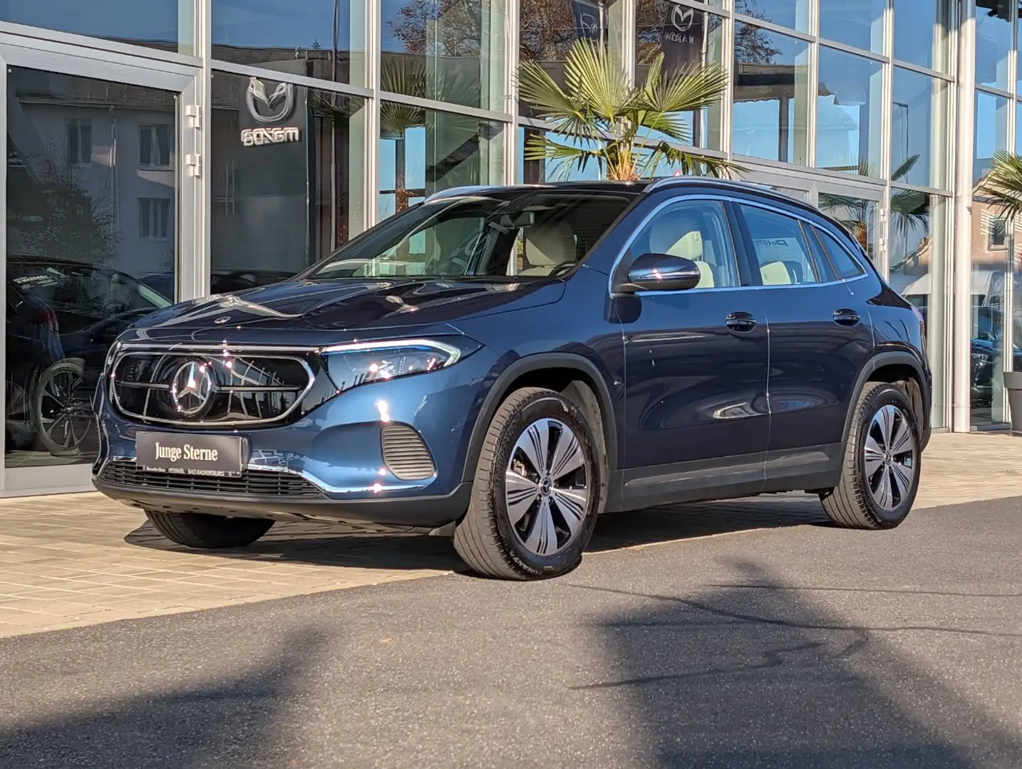 Mercedes-Benz EQA 300 4MATIC 66.5 kWh Progressive CarPlay Albastru - 2