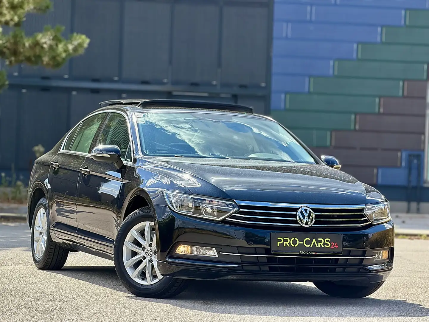 Volkswagen Passat Comfortline 1,6 TDI DSG Schwarz - 1
