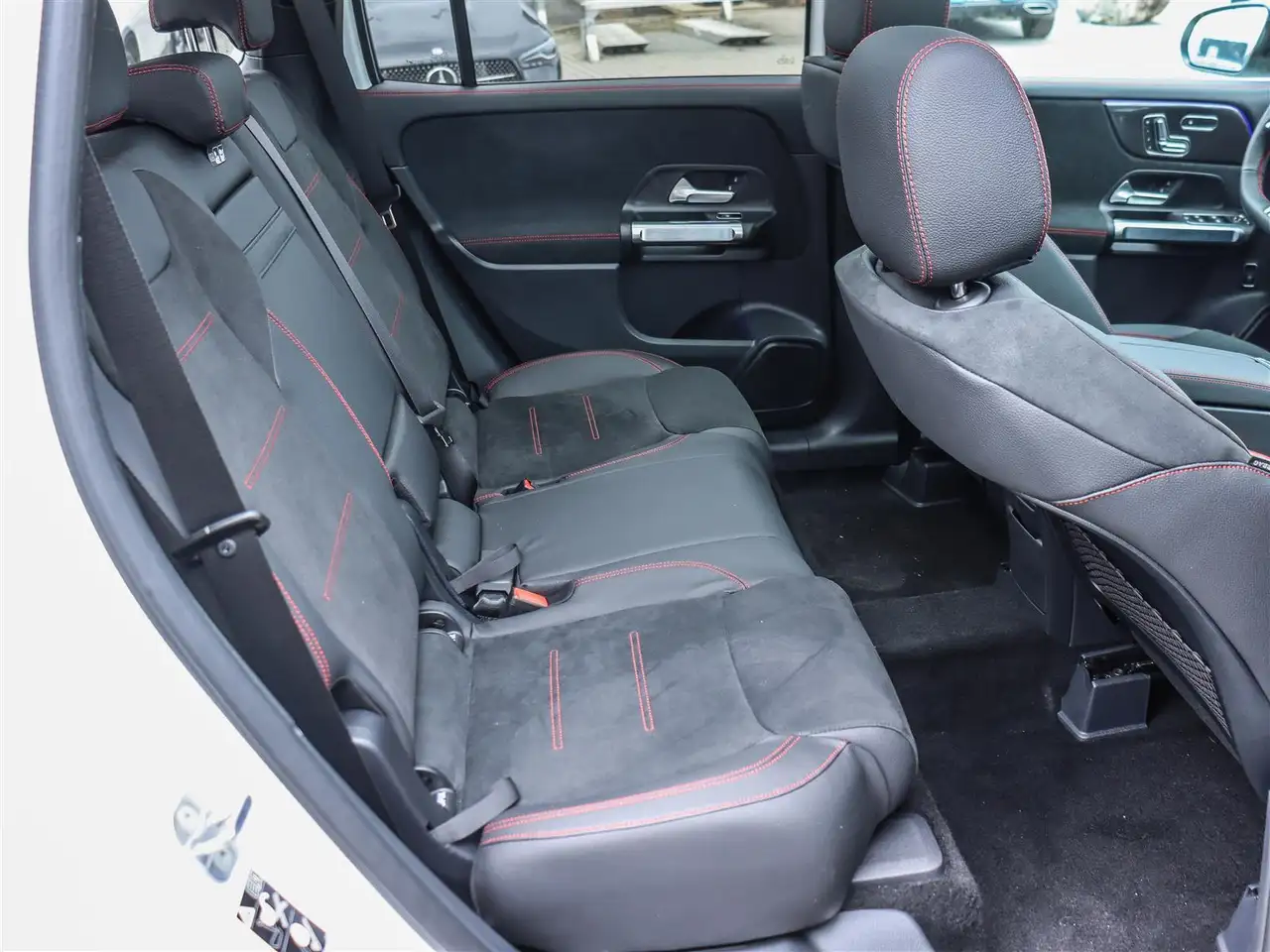 Mercedes-Benz GLB снимка Mercedes-Benz GLB