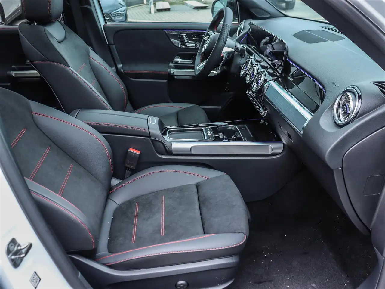 Mercedes-Benz GLB снимка Mercedes-Benz GLB