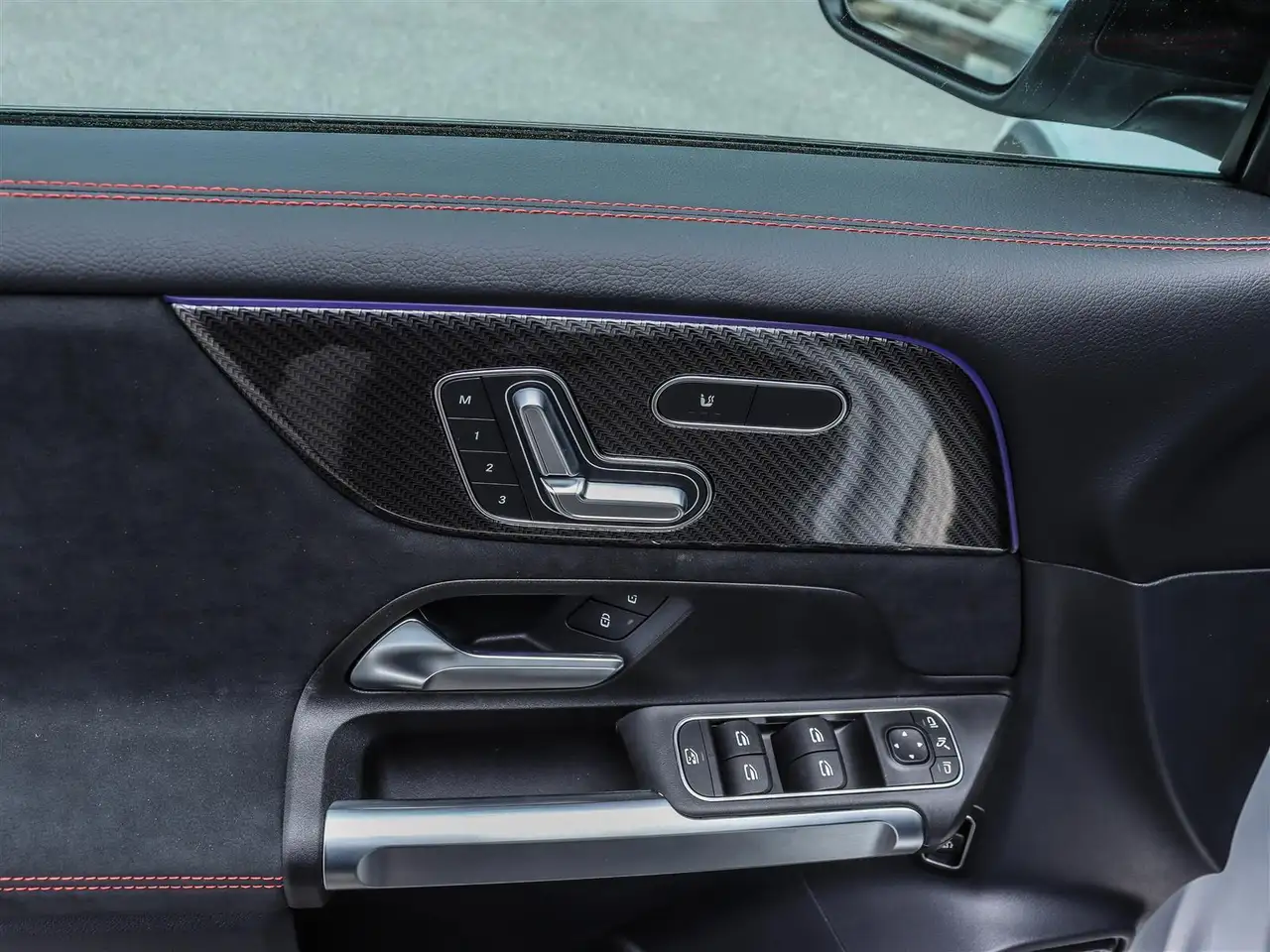 Mercedes-Benz GLB снимка Mercedes-Benz GLB