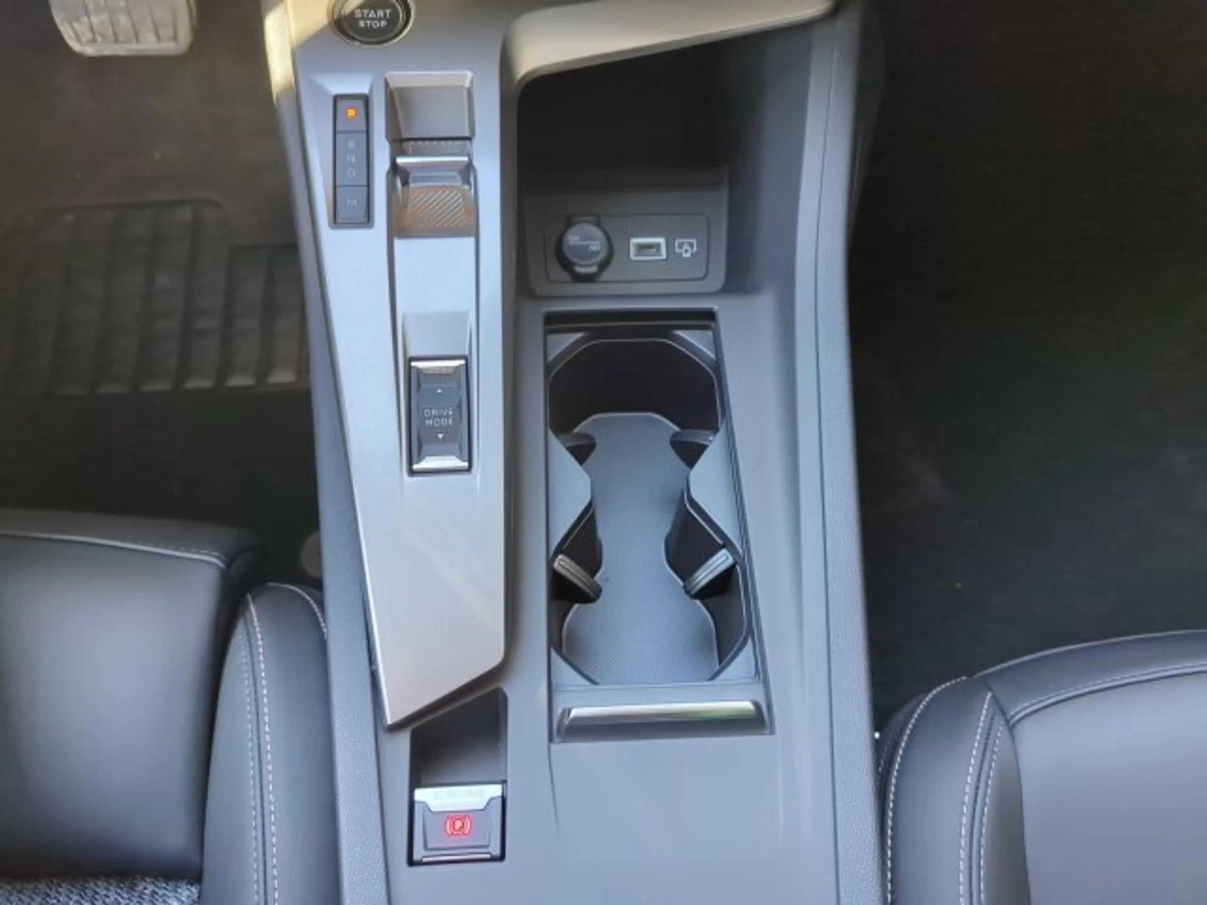 Peugeot 308 308 SW Allure 145 BAR +360°Kamera+Navigation+SHZ — photo 13