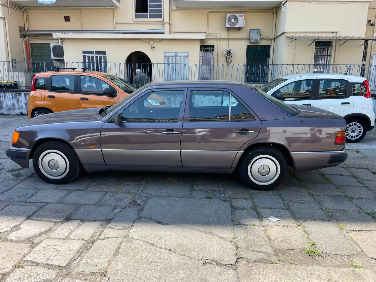 Mercedes-Benz 200, foto 1