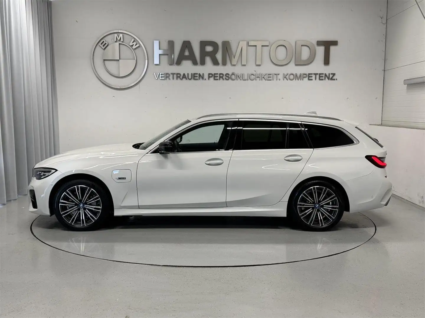 BMW 330 e xDrive Weiß - 2