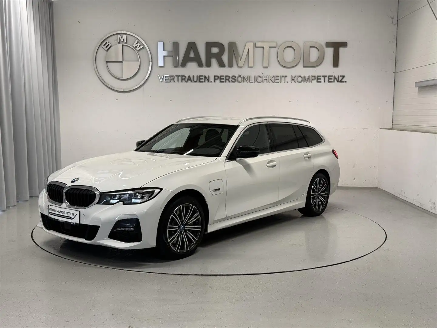 BMW 330 e xDrive Weiß - 1