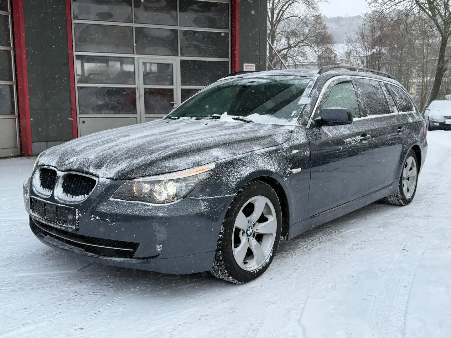 BMW 520 d LCI Touring XEN+NAV+SHZ+PDC+TEMP+GEPFLEGT+ Grau - 2
