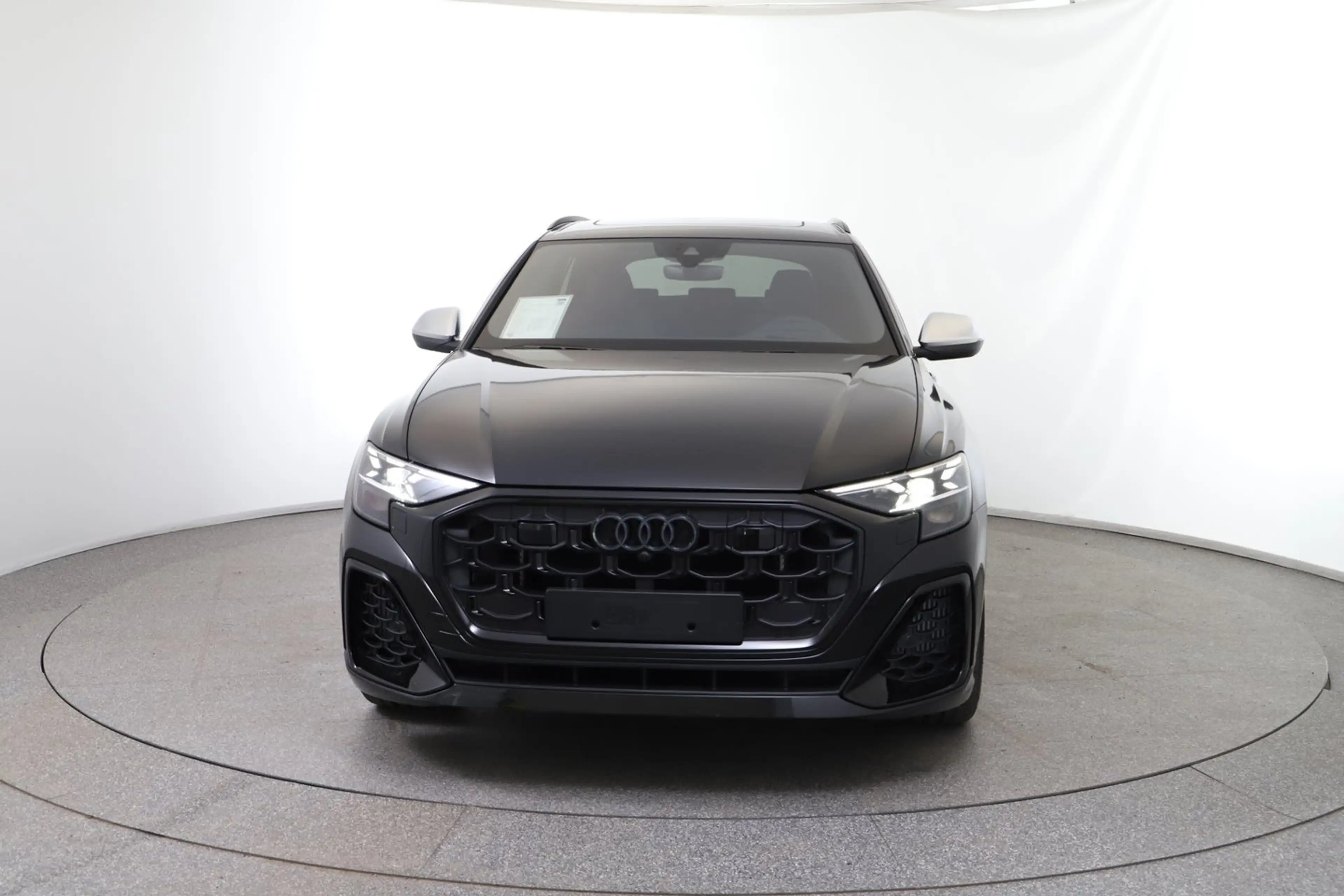 Audi SQ8 TFSI quattro — photo 8
