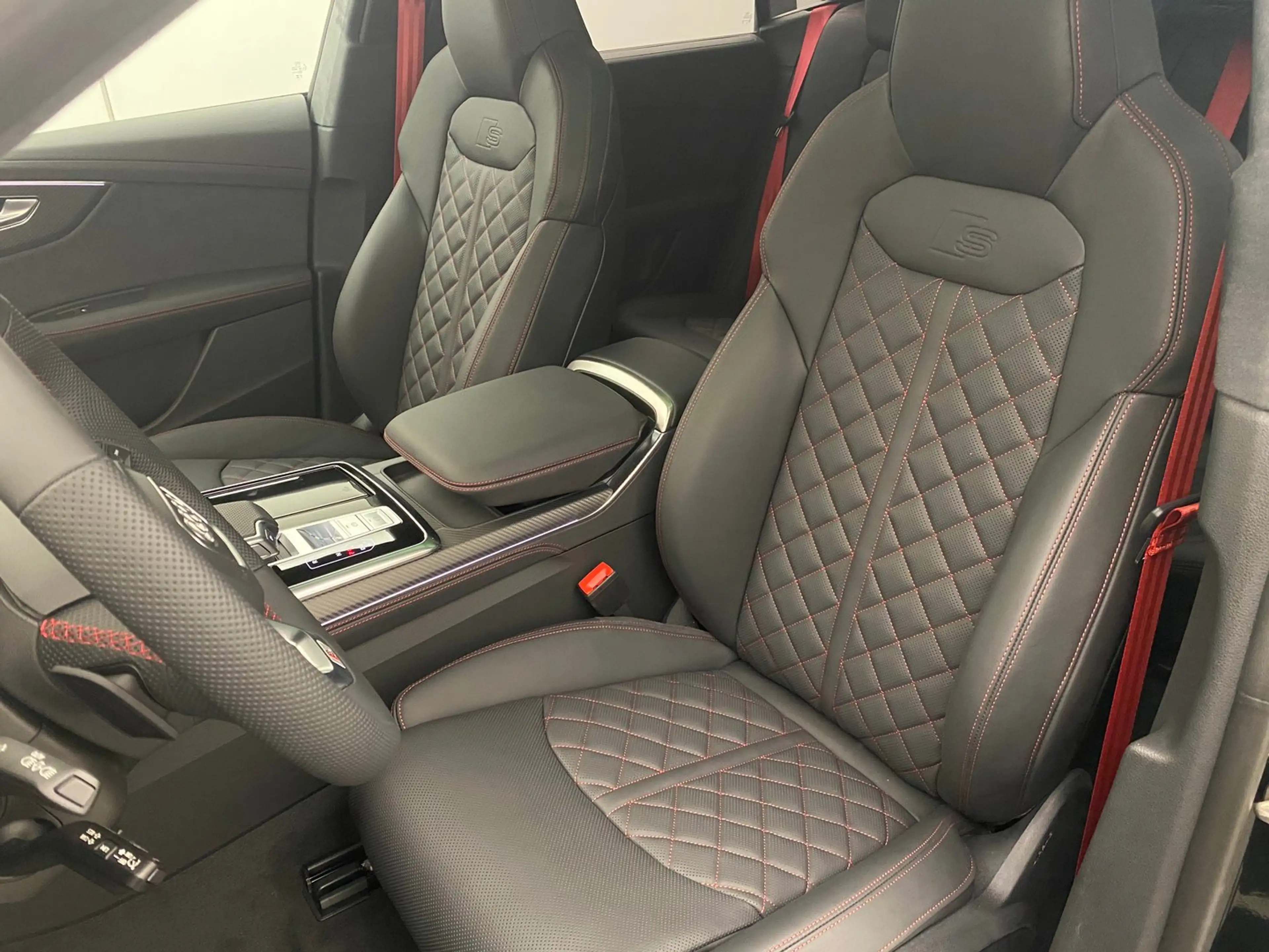 Audi SQ8 TFSI quattro — photo 10