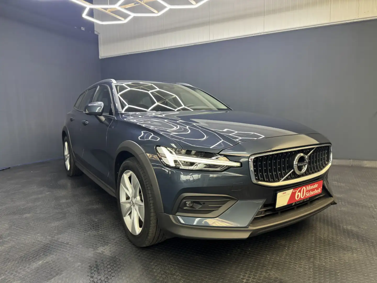 Volvo V60 Cross Country B4 AWD*3J.GARANTIE*AHK*PANO* Blauw - 1