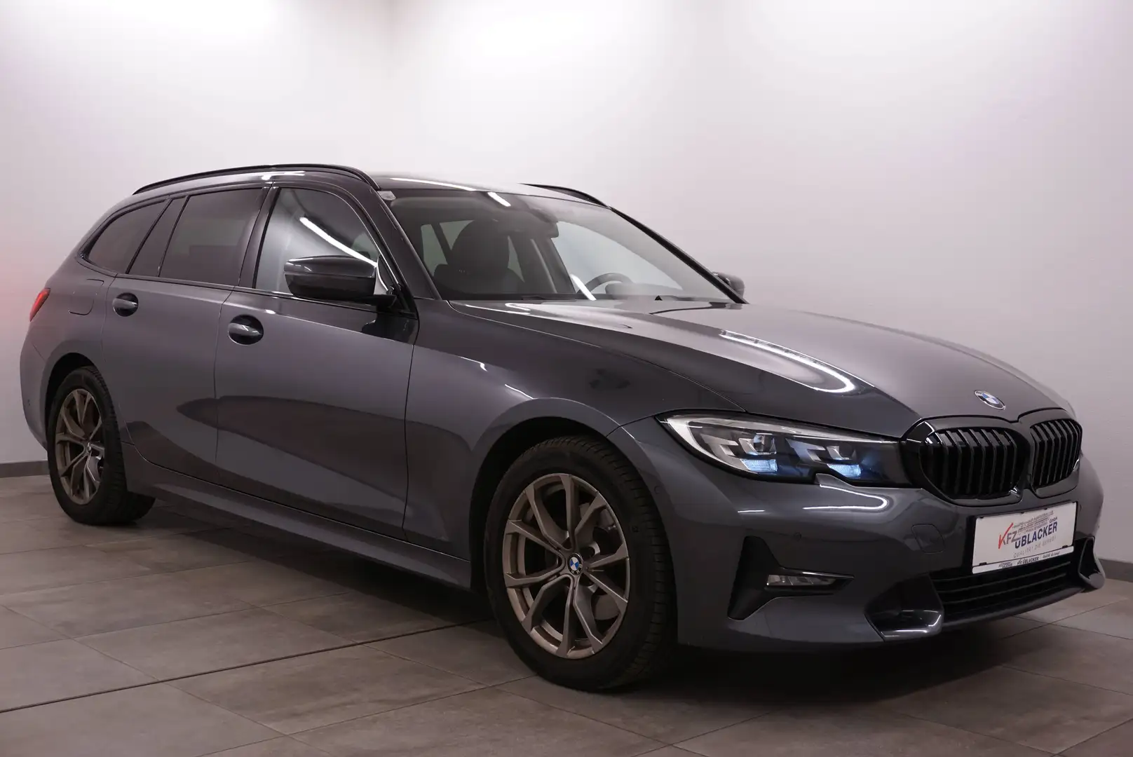 BMW 320 d xDrive Sport Line // Anhängervorrichtung // Grau - 1