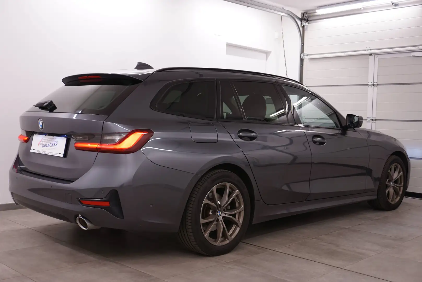 BMW 320 d xDrive Sport Line // Anhängervorrichtung // Grau - 2