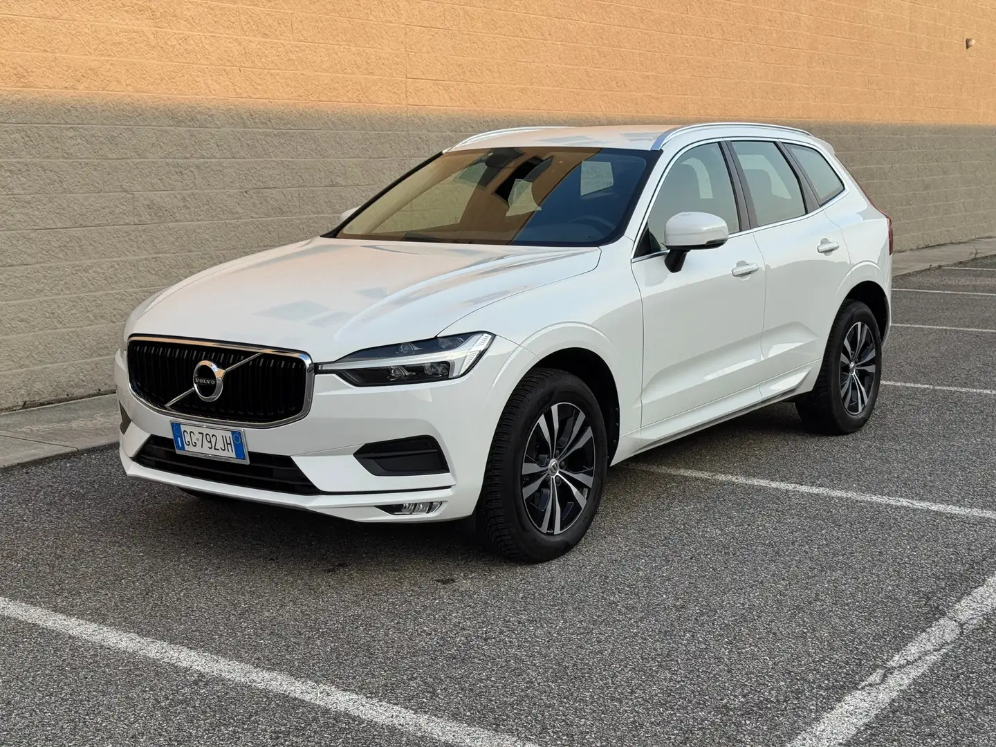 Volvo XC60 B4 D AWD automatico Momentum Pro Bianco - 1
