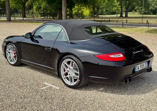 Porsche 911 view 7