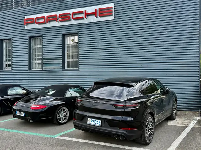 Porsche 911 view 3