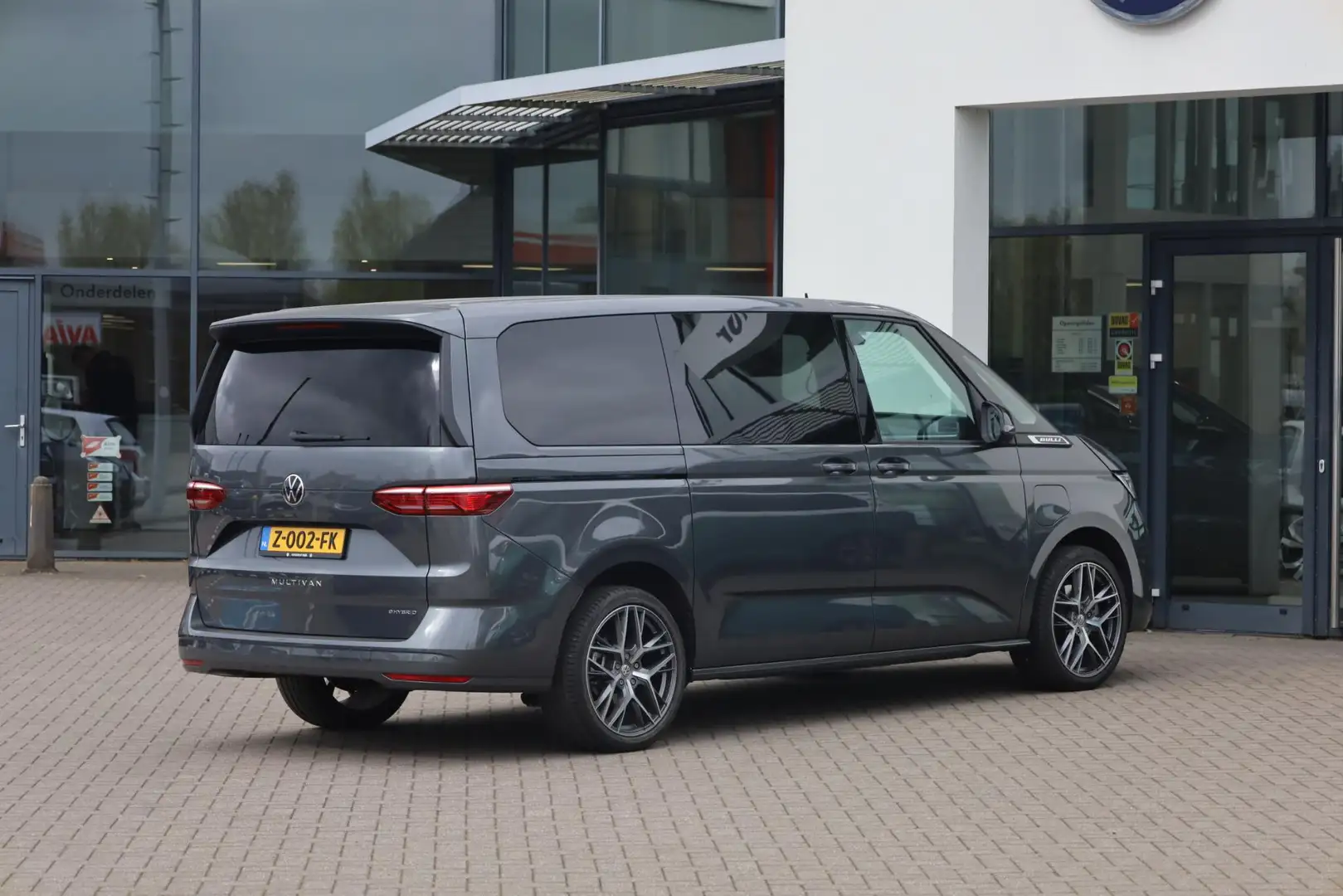 Volkswagen T7 Multivan 1.4 eHybrid L2H1 Life Business 245PK / 160kW, NL a Grijs - 2