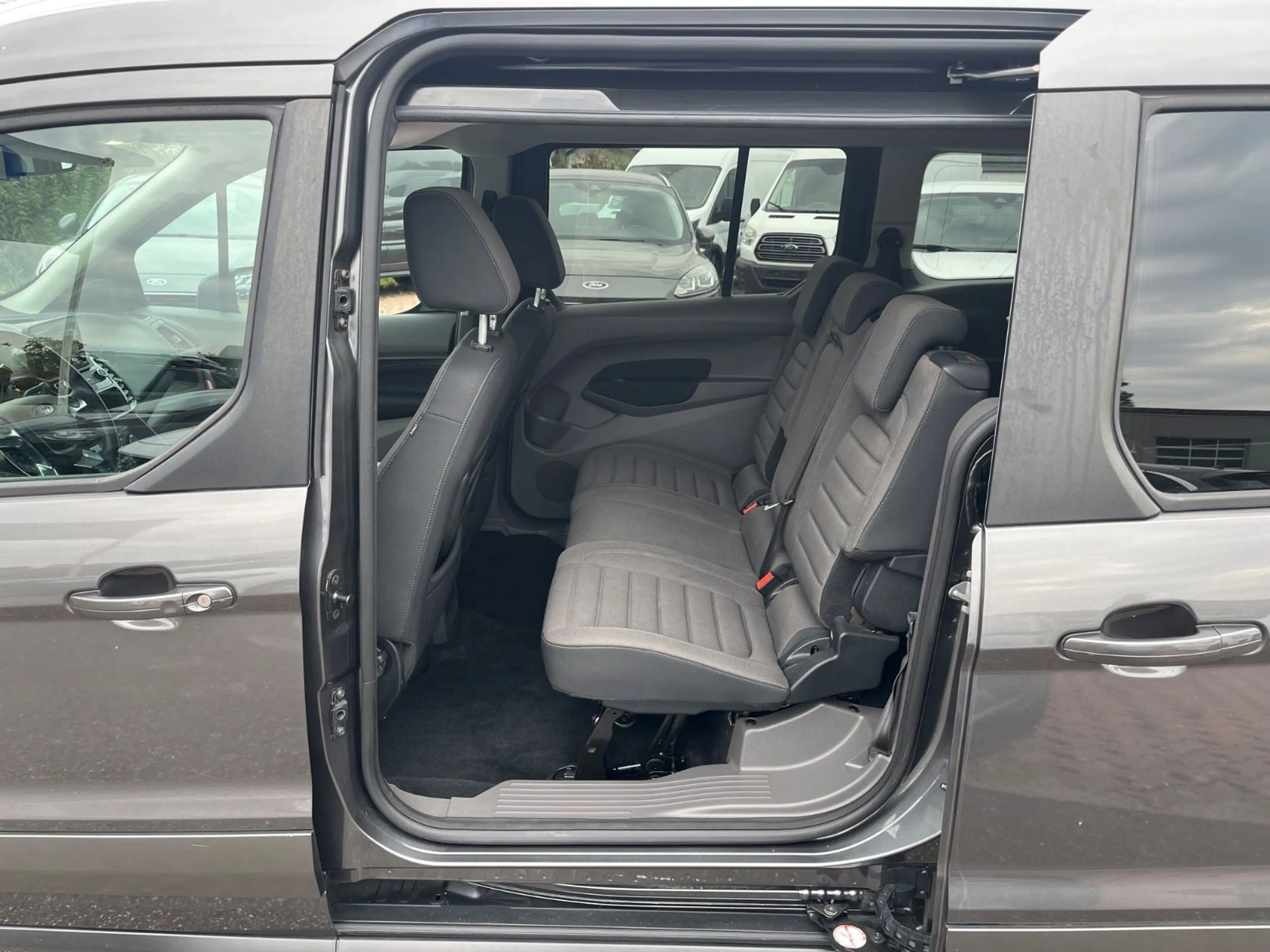 Ford Grand Tourneo Connect + Navi+ Anhängerk. abnehm. — photo 11