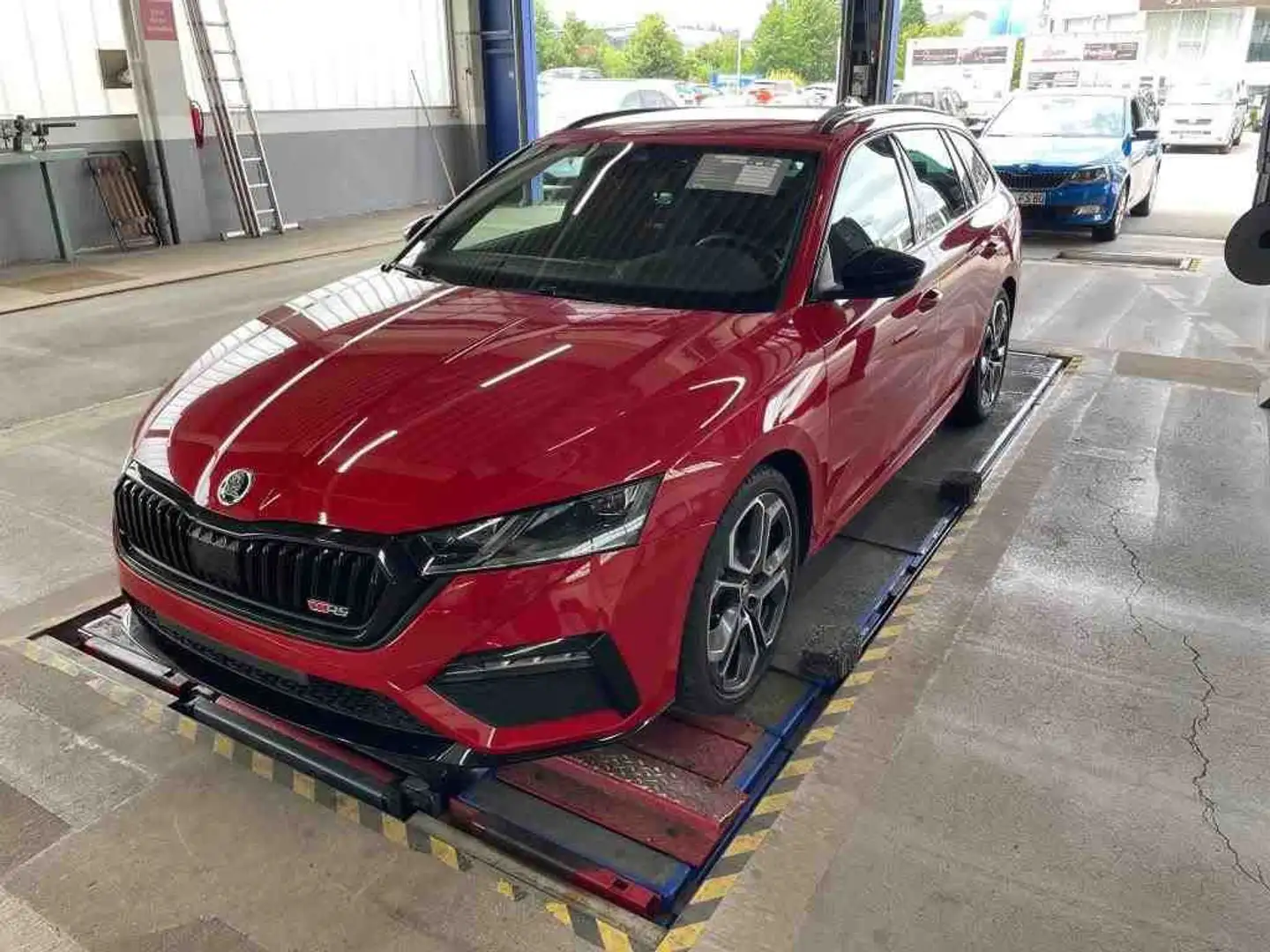 Skoda Octavia Combi 2.0 TDI DSG RS Rot - 2