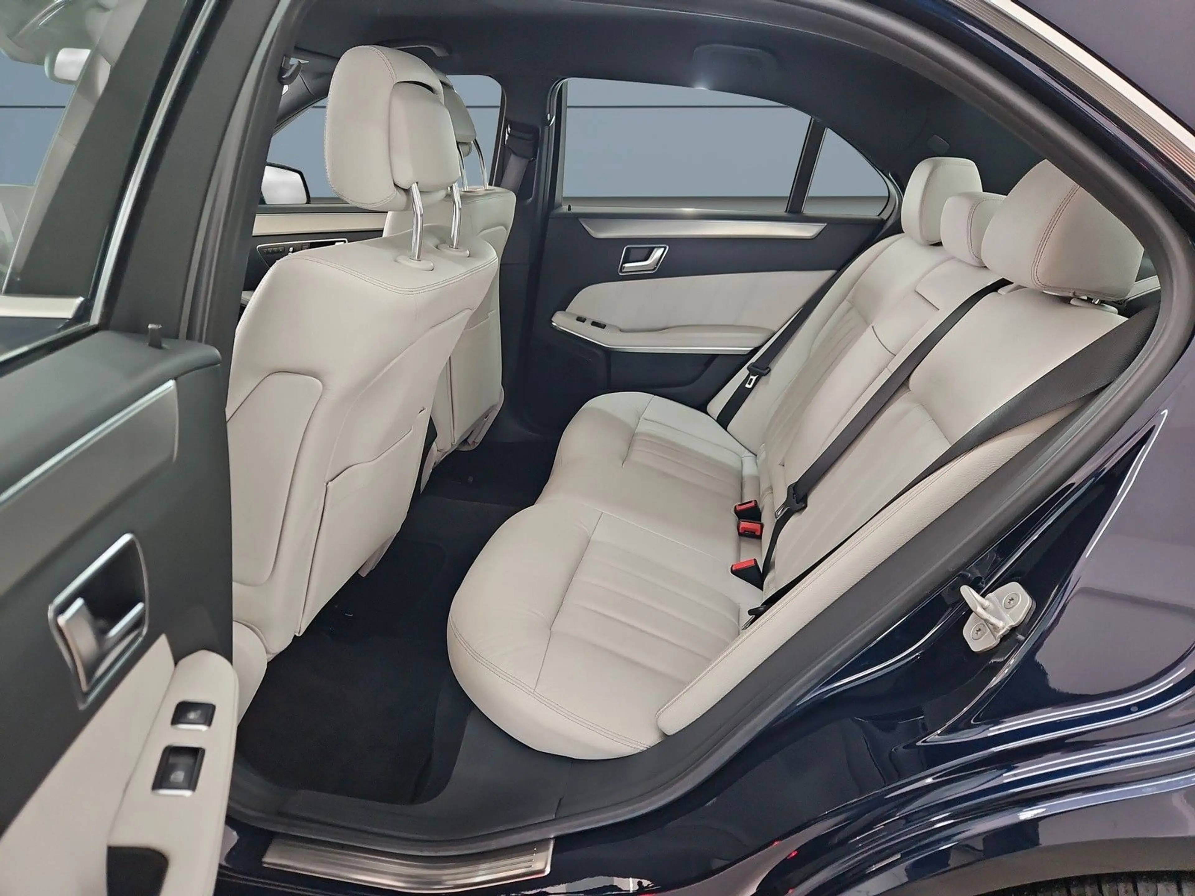 Mercedes-Benz E 300 CGI 4Matic *ACC*SHZ*PDC*KAM*LEDER*47TKM — photo 8