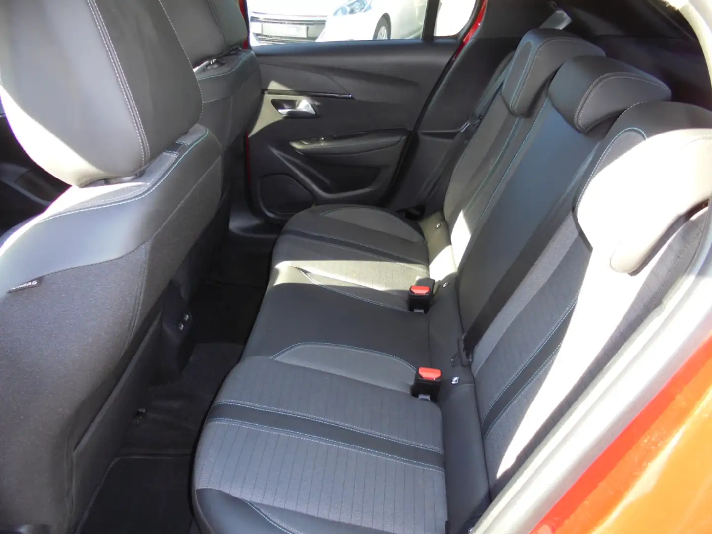 Peugeot 208 Electrique 50 kWh 136ch Allure - 2