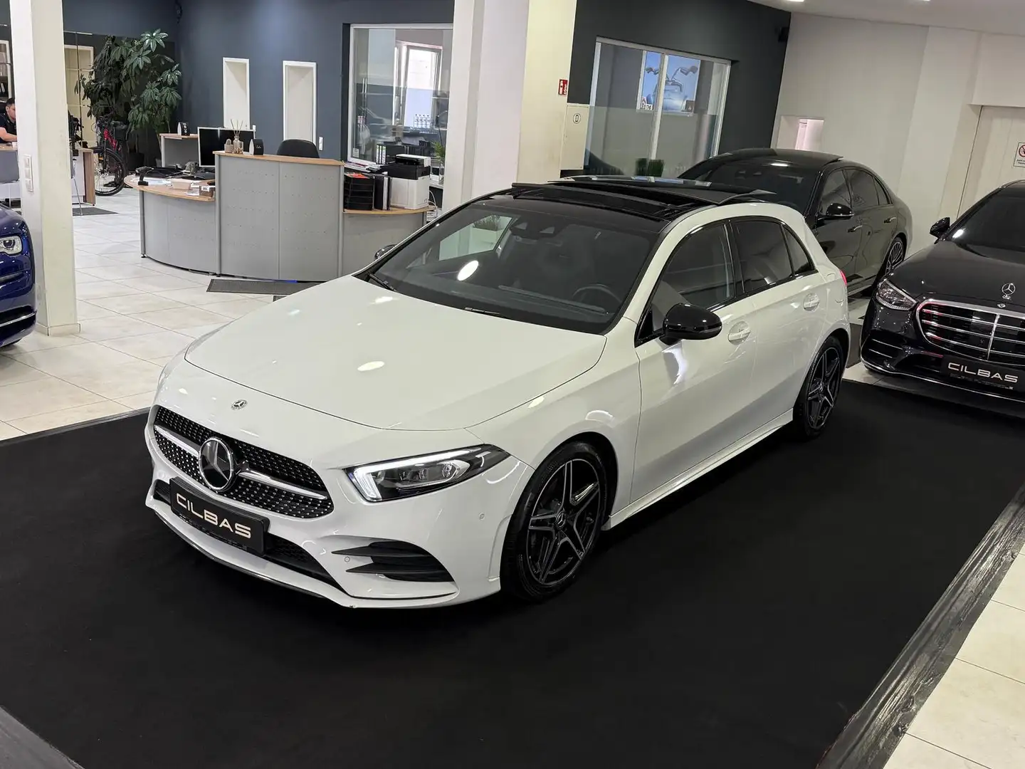 Mercedes-Benz A 220 d AMG-Line *PANO*AMBI*DIST*KAM*DAB*NIGHT* Weiß - 2
