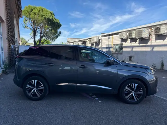 Peugeot 3008 view 4