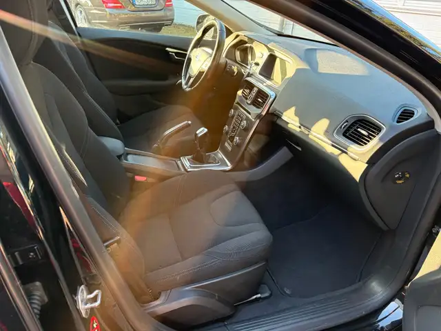 Volvo V40 view 10