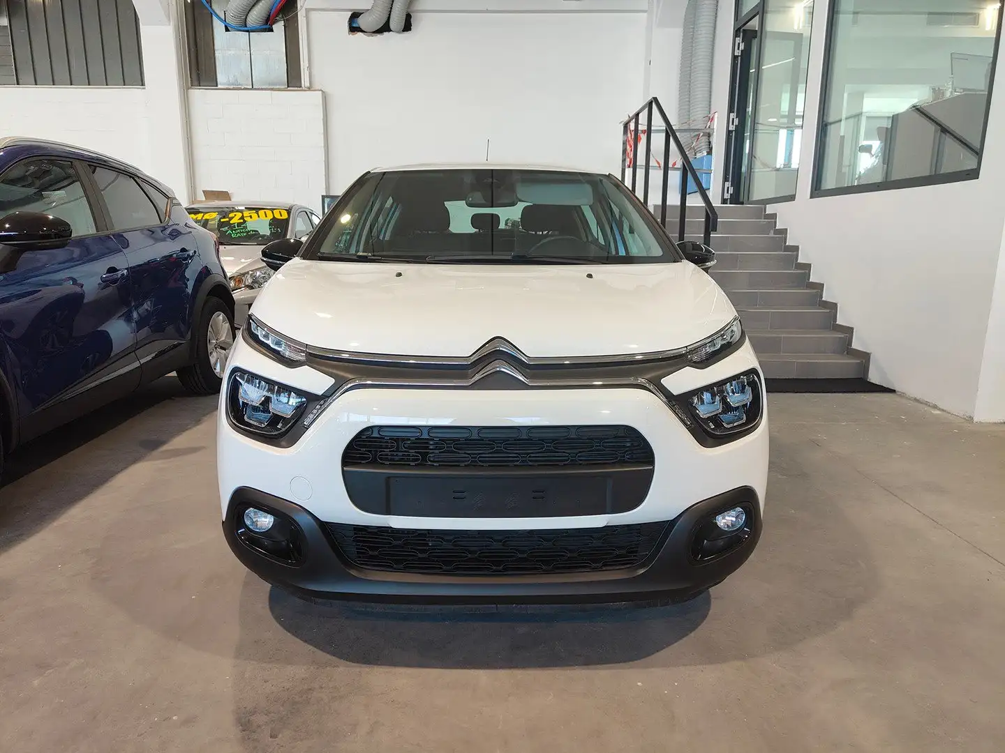 Citroen C3 PureTech 110cv  EAT6 Shine Weiß - 2