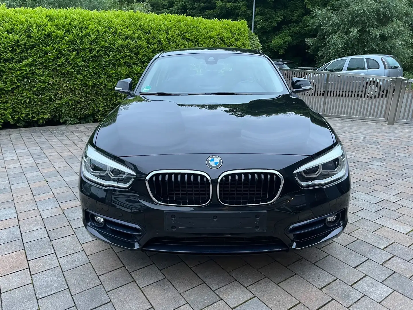 BMW 118 i Sport Line Leder  Navi LED PDC Zwart - 2