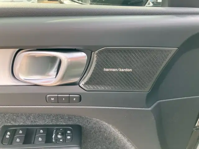 Volvo XC40 Plus, B3 Mild Hybrid, Benzin, Dark Ansicht 14
