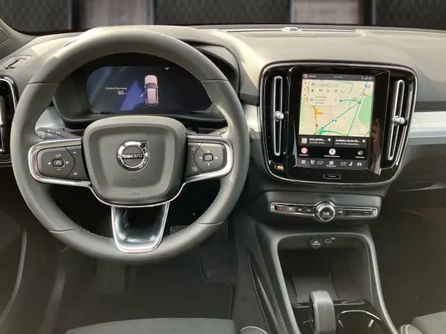 Volvo XC40 Plus, B3 Mild Hybrid, Benzin, Dark Ansicht 9
