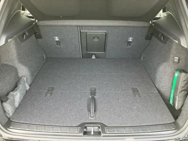 Volvo XC40 Plus, B3 Mild Hybrid, Benzin, Dark Ansicht 13