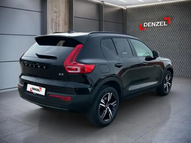 Volvo XC40 Plus, B3 Mild Hybrid, Benzin, Dark Ansicht 4