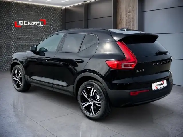 Volvo XC40 Plus, B3 Mild Hybrid, Benzin, Dark Ansicht 3