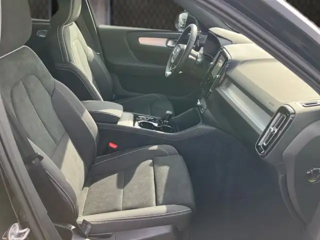 Volvo XC40 Plus, B3 Mild Hybrid, Benzin, Dark Ansicht 11
