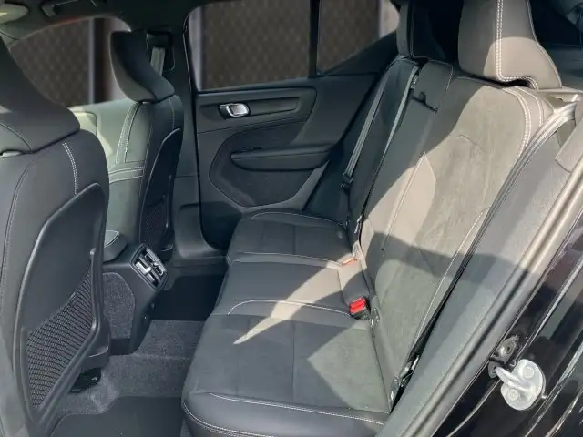 Volvo XC40 Plus, B3 Mild Hybrid, Benzin, Dark Ansicht 12