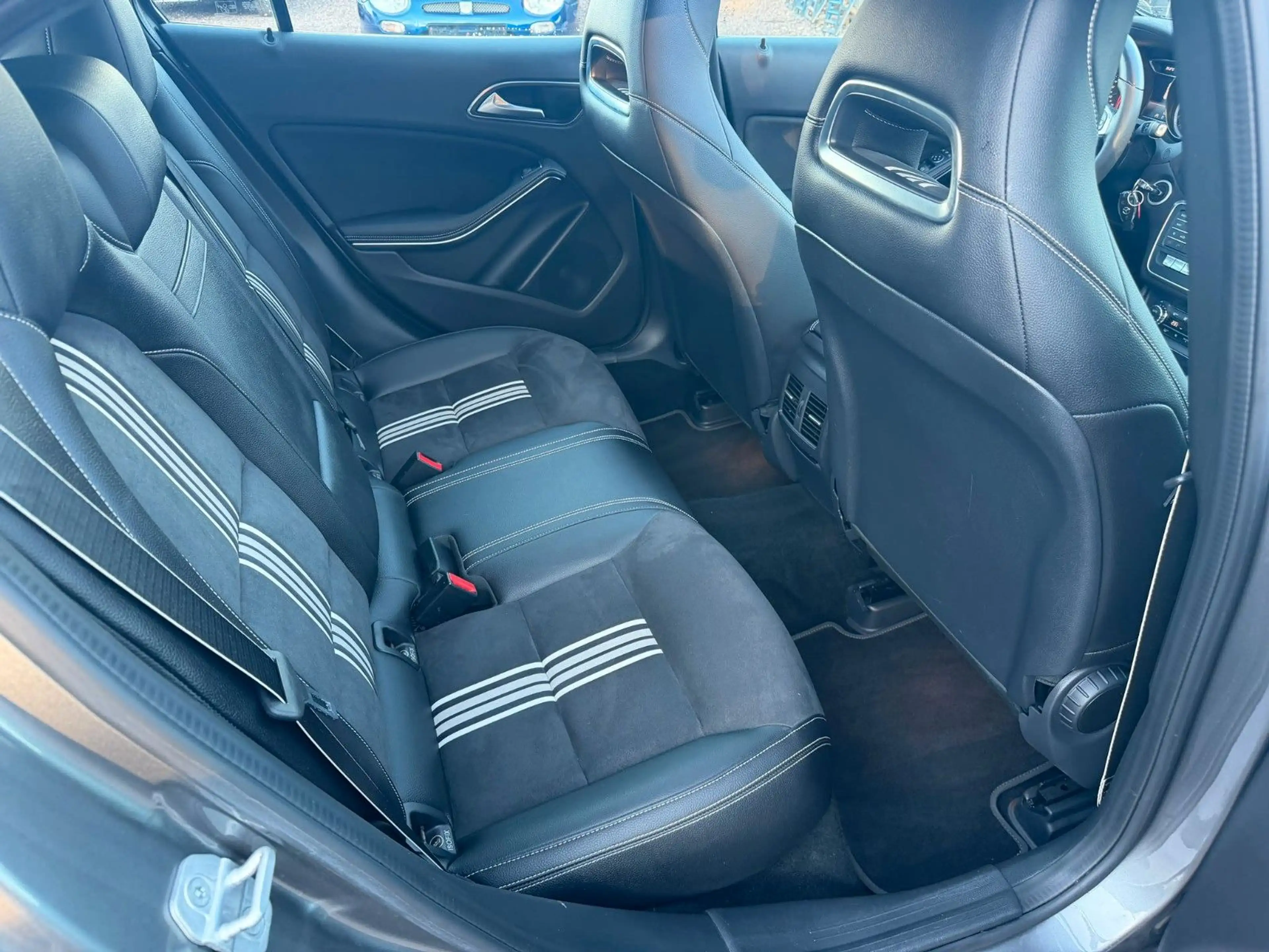 Mercedes-Benz GLA 200 CDi AMG Line — photo 12