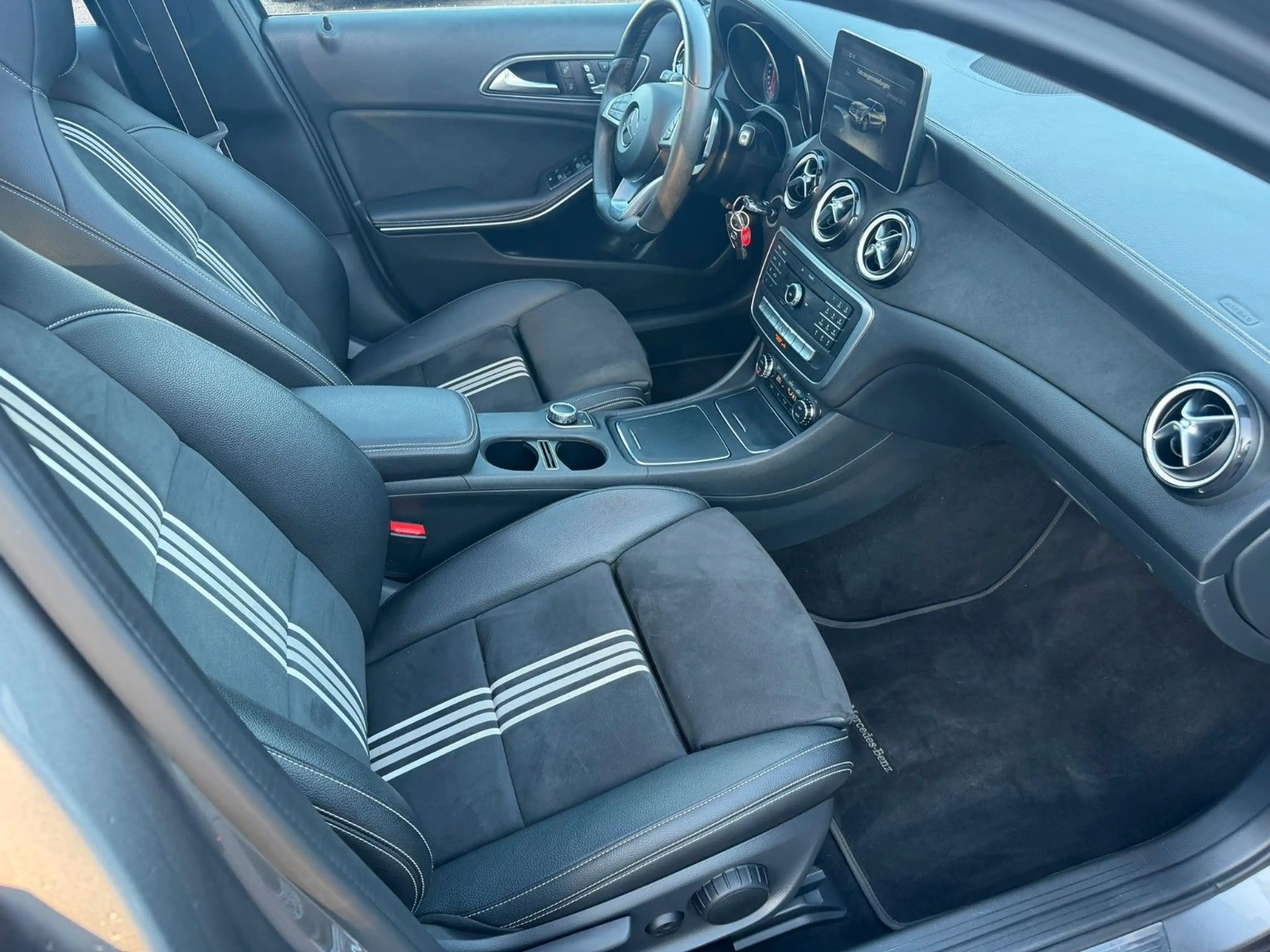 Mercedes-Benz GLA 200 CDi AMG Line — photo 9