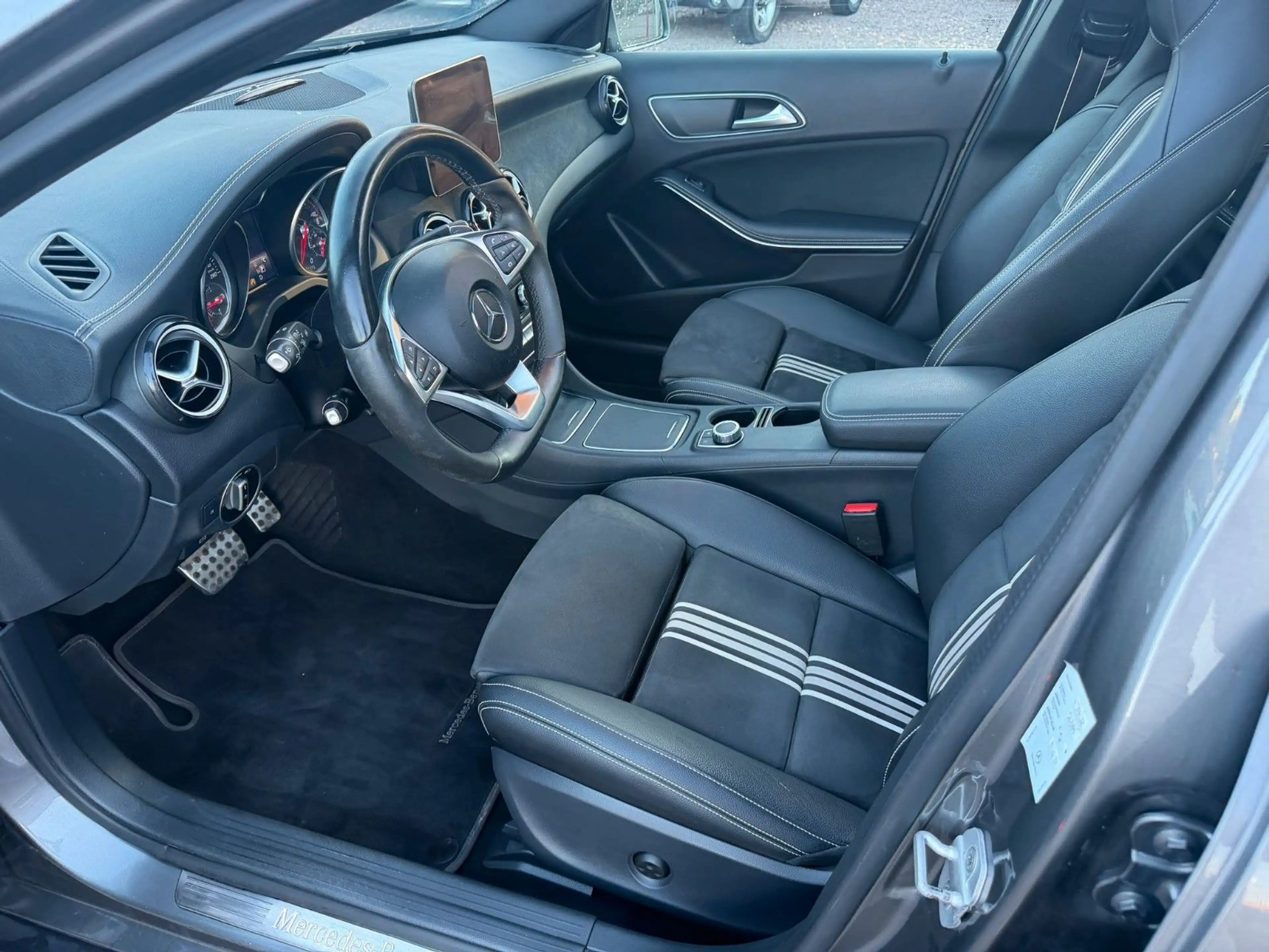 Mercedes-Benz GLA 200 CDi AMG Line — photo 10