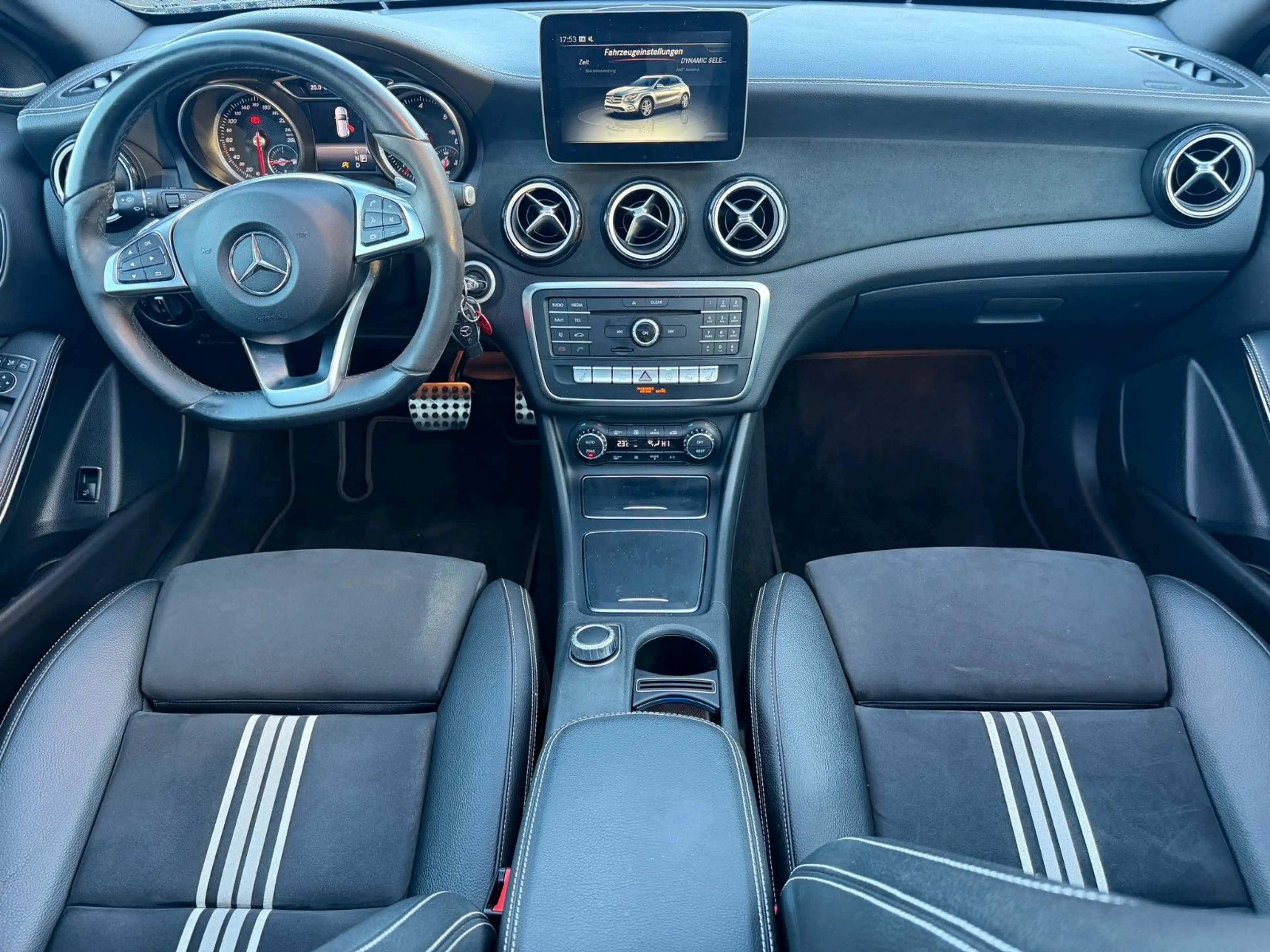 Mercedes-Benz GLA 200 CDi AMG Line — photo 8