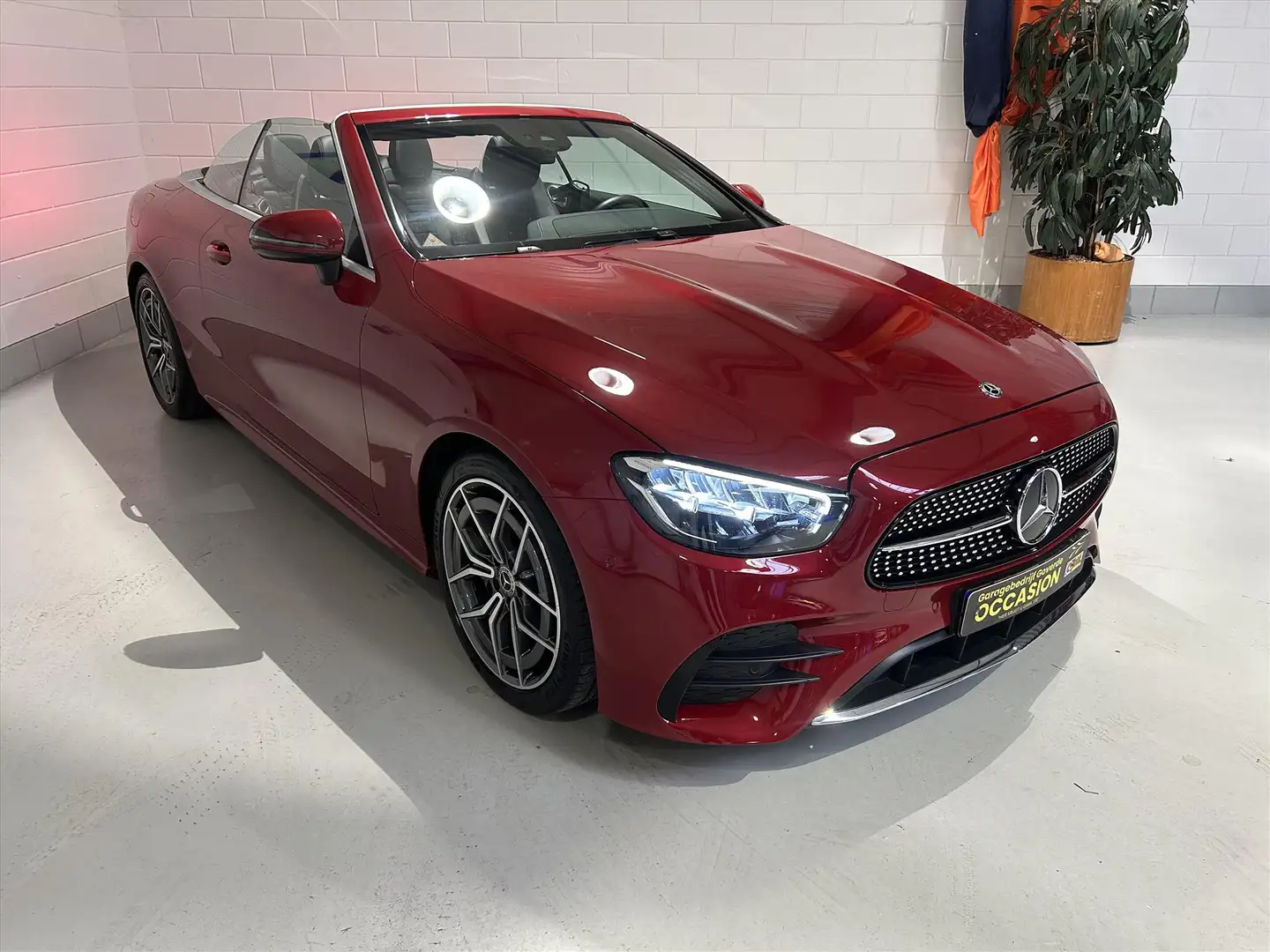 Mercedes-Benz E 200 Cabrio E200 197pk 9G AMG-Line, Nekverwarming, 36dk Rood - 1