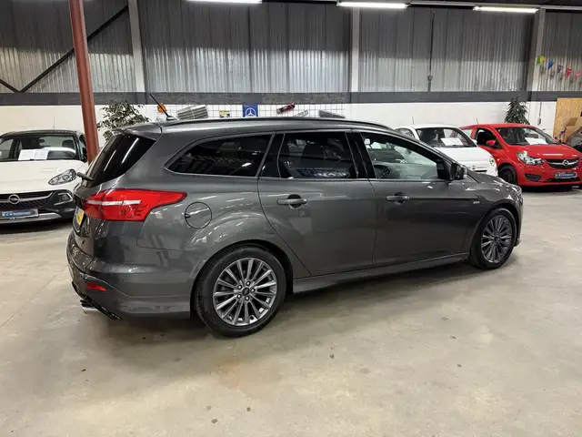Ford Focus view 3