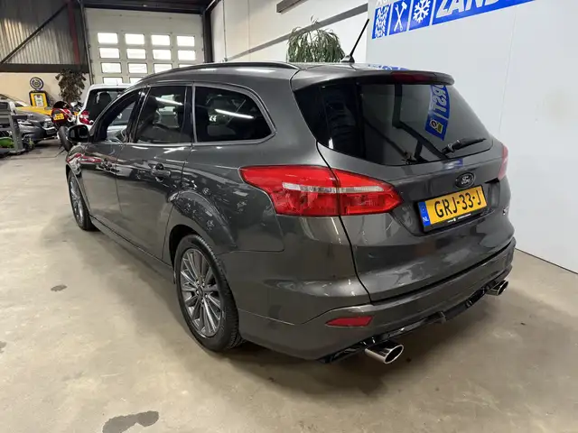 Ford Focus view 2