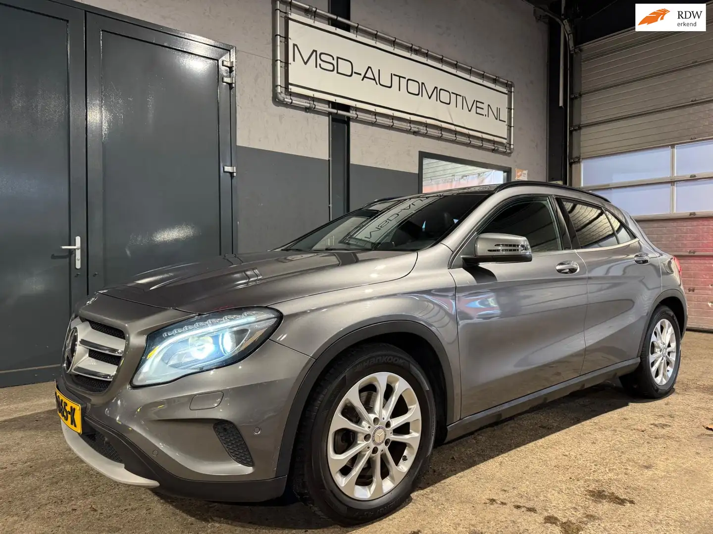 Mercedes-Benz GLA 180 Lease Edition Ambition Panoramadak Camera NAP Grijs - 1