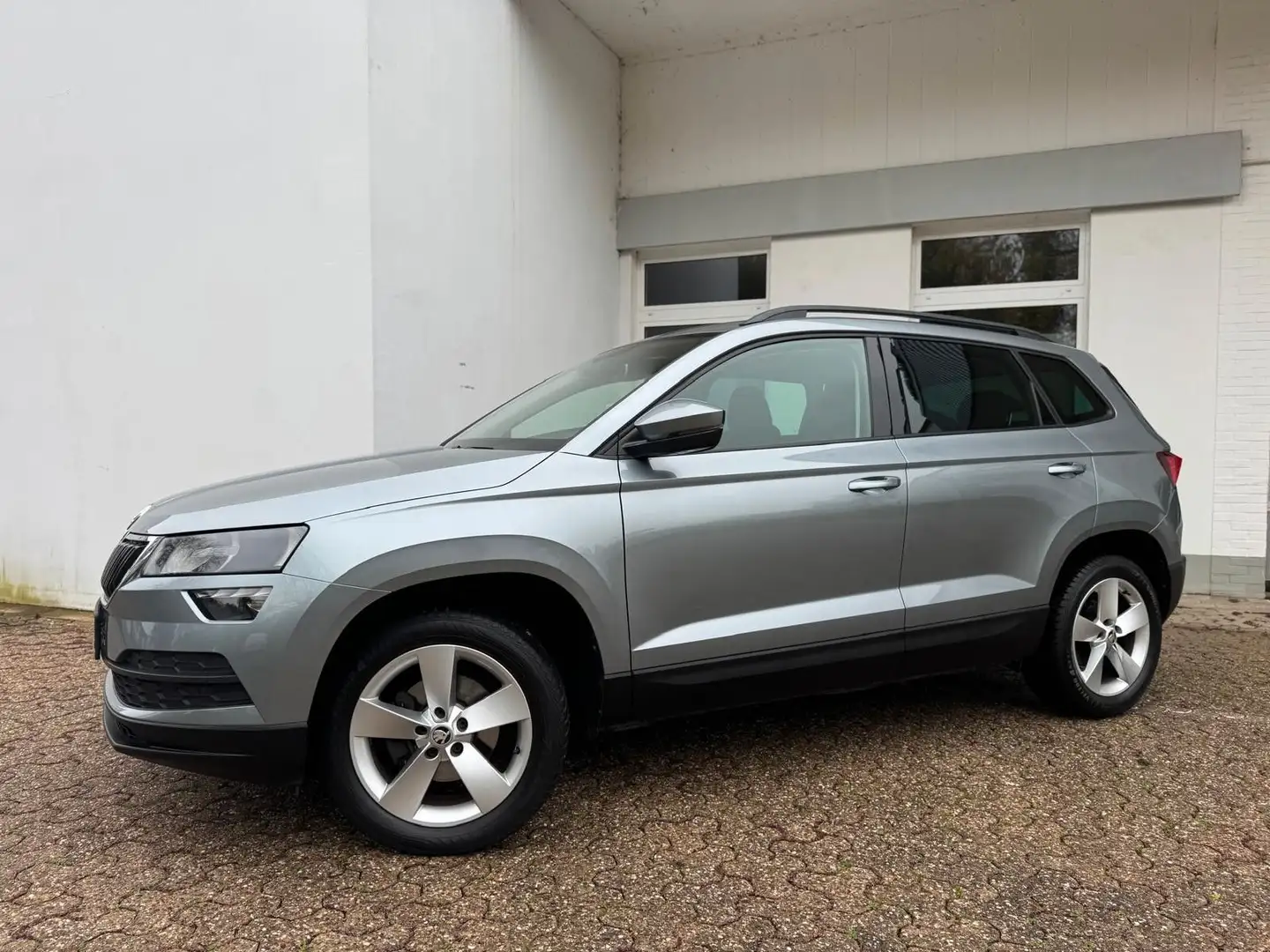 Skoda Karoq 1.0 TSI Ambition AHK R-Cam Apple CarPlay Gris - 2