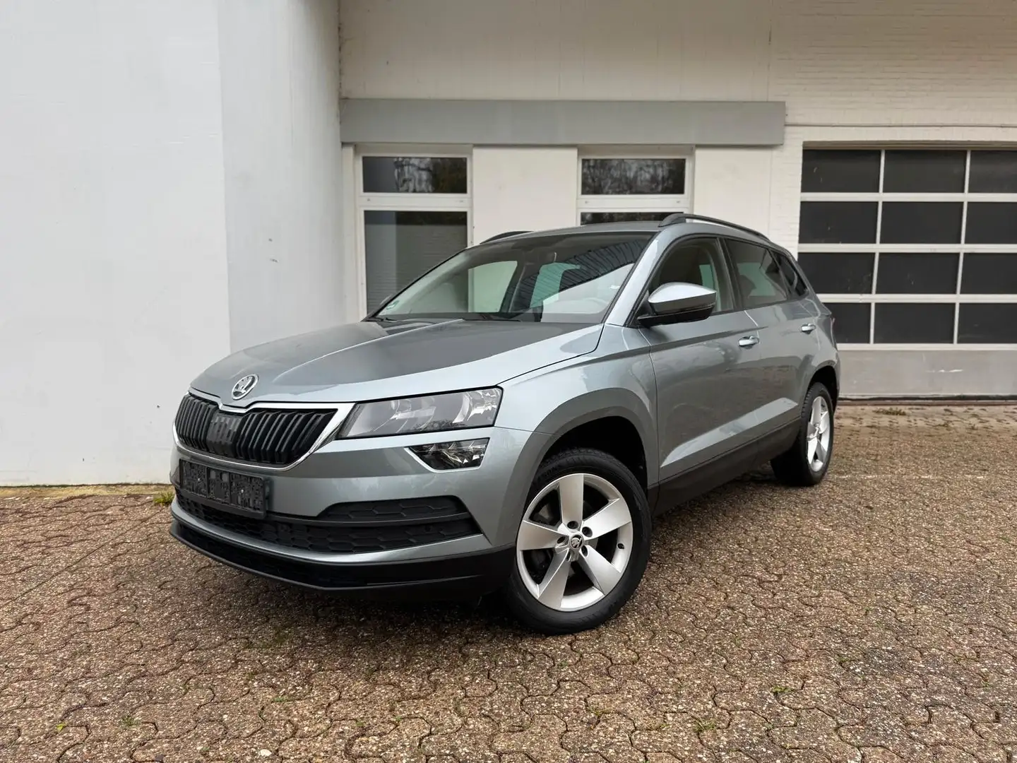 Skoda Karoq 1.0 TSI Ambition AHK R-Cam Apple CarPlay Gris - 1